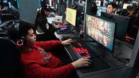 北京網咖年輕人玩遊戲