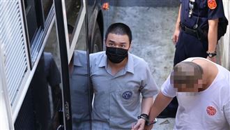 Toyz入獄首度露臉　上手銬腳鐐下囚車