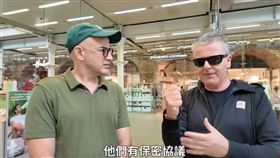 卡瓦納（右）與吳鳳（左）還原情境。（圖／翻攝自吳鳳 YouTube）