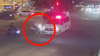 台中女騎士撞救護車　嚇歪倒地30秒不起身