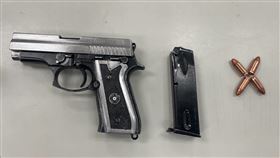 新北員警攔查車輛  查扣改造手槍新北市新莊員警日前攔查違停車輛，在車上查扣改造手槍、彈匣、子彈等，詢後將林姓男子移送檢方偵辦。（翻攝照片）中央社記者王鴻國傳真  113年6月25日