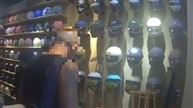 光頭刺青男的特殊外型讓人印象深刻。（圖／警方提供）