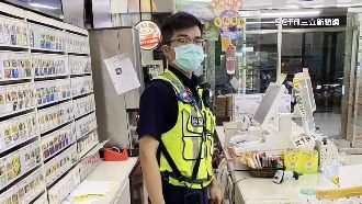 夜班店員身體不適　暖警站超商櫃台幫代班