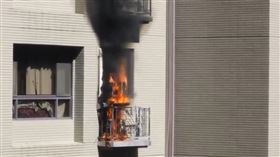 濃濃黑煙不斷從陽台竄出。（圖／翻攝自臉書爆廢公社）