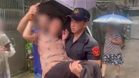 英俊的員警直接霸氣抱起受困的老婦。（圖／警方提供）