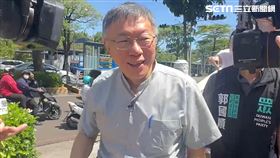 柯文哲被問到有關民調下跌問題時哈哈大笑。