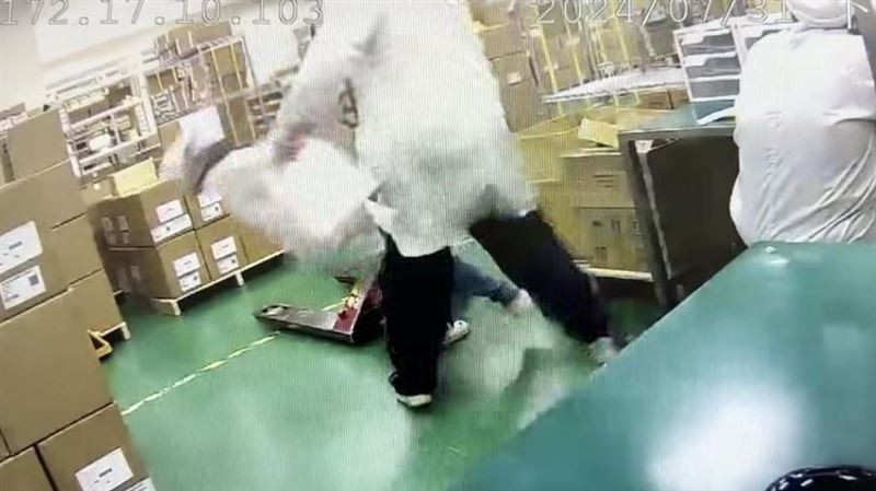 封測廠驚爆男直拳KO女員工　驚悚畫面流出