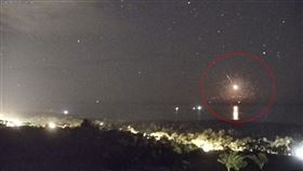 東管處設置東海岸3支朝太平洋拍攝的即時影像「鏡頭君」，同時清楚拍下「天降火球」劃破夜空瞬間。（圖／翻攝自林維玲臉書）