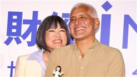 三立財經iNEWS讓世界看見台灣主播范琪斐老公送上蛋糕祝福。（記者邱榮吉/攝影）