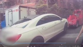 白色賓士車竟冒用車牌，害車牌主人氣炸。（圖／警方提供）