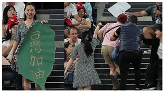 麟洋配場邊爆衝突！球迷海報遭小粉紅搶走