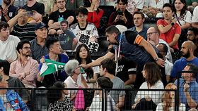 場邊球迷手持「Taiwan in」毛巾幫李洋／王齊麟加油卻遭到現場保全沒收。（圖／路透社／達志影像）