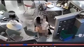 男女在武漢「汪洋燒烤」餐館上演激情活春宮。（圖／翻攝自Ｘ）