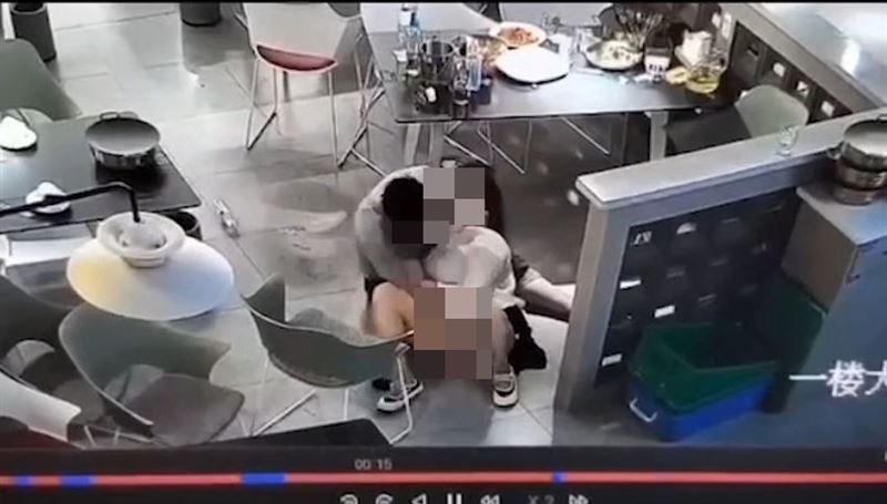 情侶燒烤店上演活春宮！男快手搗動全都錄