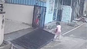 印度,鐵門,女童,嬉鬧,小孩翻攝x