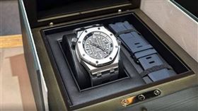 新北市一名盧姓男子與家人日前到宜蘭旅遊，從民宿退房離開後，發現價值97萬的愛彼皇家橡樹離岸型潛水腕錶不見了，疑似遺留在民宿忘了拿，盧男回民宿尋找未果，除了已報警外，也在臉書發文請求協尋。民宿老闆指出，從頭到尾沒看到手錶，相信員工不會偷手錶。