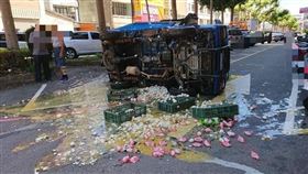 苗栗,雞蛋,貨車,翻車,蛋碎,蛋河（圖／翻攝畫面）