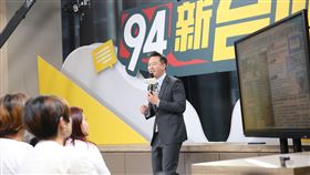 李正皓《新台派上線》第100集推出棚內雙現場。（圖／三立提供）