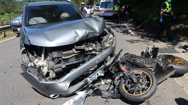 HONDA重機北宜車禍全毀　騎士噴飛送醫