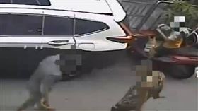 廖男疑住宿問題酒後到櫃檯理論，雙方隨即引發糾紛，進而互毆攻擊，導致3人受傷。（圖／翻攝畫面）