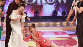 王彩樺得知伴舞的都是歌手們，讓她嚇得忍不住下跪感謝白冰冰。（圖／民視提供）