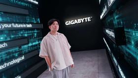 Joeman實測特斯拉自動駕駛。（圖／翻攝自Joeman IG）