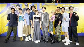 導演程偉豪（左起）、林鶴軒、黃奇斌、Lulu黃路梓茵、許光漢、王淨、馬念先、陳彥佐、監製金百倫、導演殷振豪與參與《正港分局》正港小隊員招募大會與觀眾大合照（圖／Netflix提供）