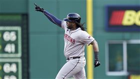 ▲貝爾（Josh Bell）轉隊首戰參與「背靠背靠背」開轟，單場雙響寫響尾蛇隊史。（圖／美聯社／達志影像）