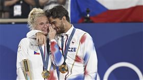 ▲捷克搭檔斯尼科娃（Katerina Siniakova）和馬哈奇（Tomas Machac）在網球混雙摘金。（圖／美聯社／達志影像）
