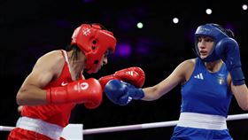 國際拳總將頒5萬美元給義大利退賽女拳手卡里尼（藍衣）。（圖／路透社／達志影像）