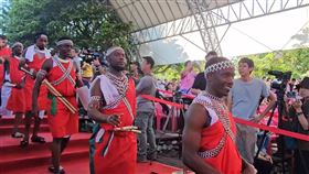 宜蘭國際童玩藝術節邀請非洲蒲隆地阿卡亞茲維舞團來台演出，8名團員工作簽證昨天到期，預定搭乘今晚班機回國，今早該2名男性團員卻無故脫隊消失，經查，這2名團員搭乘計程車到北市木柵動物園，下午3時許已在指南宮附近被尋獲，脫逃原因仍待釐清，目前已將2人送往機場。