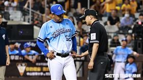 ▲富邦悍將先發投手藍力投手犯規送分，總教練陳金鋒上場詢問一壘審。（圖／記者劉彥池攝影）