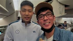阿滴到法國看奧運拍片，意外和國手們搭同班飛機，周天成還送他奧運勳章。 (圖/翻攝阿滴IG)

