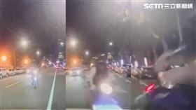 女騎士因「不明原因」突然跨越車道直直撞上正要起步的白色休旅車。（圖／翻攝畫面）