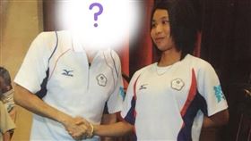 有網友考古發現戴資穎10年前一張與「馬英九的死亡之握」合照，紛紛留言直指馬英九欠小戴奧運金牌。（圖／翻攝自戴資穎臉書）
