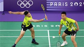 奧運羽球男雙　麟洋配闖進4強（1）台灣羽球男雙好手李洋（右）、王齊麟（左）法國當地時間1日在巴黎奧運8強賽交手泰國，不但完成對戰6連勝，也收下4強門票。中央社記者王騰毅巴黎攝　113年8月1日