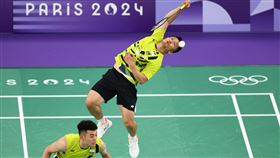 奧運羽球男雙8強　麟洋配擊退泰國（1）被譽為「專為大賽而生」的台灣羽球好手李洋（後）、王齊麟（前）法國時間1日在巴黎奧運男子雙打8強戰，以21比14、21比17力退泰國組合。中央社記者王騰毅巴黎攝　113年8月1日