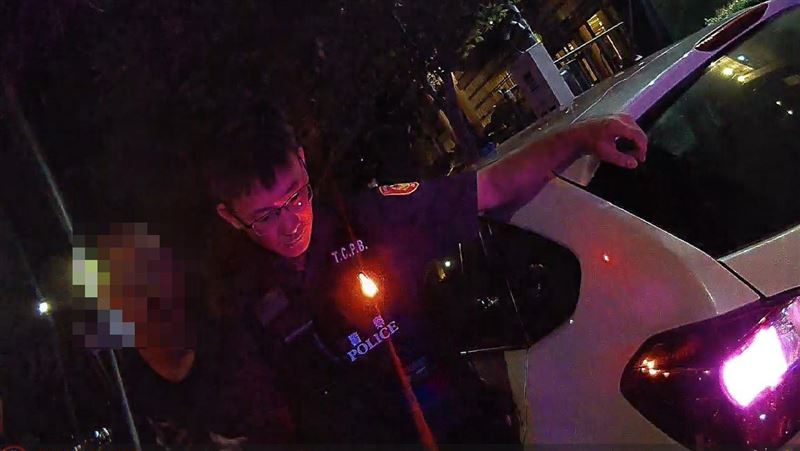 糗！台中男未禮讓行人　警跟隨盤查抓到毒