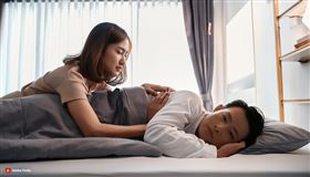 未婚妻隱瞞自己，在飯店舉辦「1女6男」單身派對，被他當場抓包。（示意圖／AI生成）