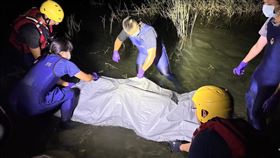 豆腐岩,浮屍,頭前溪,竹北（圖／翻攝畫面）
