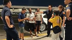 宜蘭國際童玩藝術節邀請非洲蒲隆地阿卡亞茲維舞團來台演出，預定4日搭機回國，不料有2名團員卻趁集體外出購物之際脫逃。經追查，2人搭乘計程車至北市木柵動物園藏匿，警方獲報找到人，2名團員稱回國會有危險，想待在台灣，但昨晚仍被護送至桃機，與其他團員搭乘土耳其航空班機返回非洲。