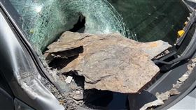 台東194縣道5.5公里知本溫泉附近，今天（4日）上午6時許發生一起意外事故，一名蘇姓女子開車行經該處時，前擋風玻璃突遭落石砸中擊穿，所幸人未受傷。警方指出，疑因近日颱風、大雨過後土石含水量高，才發生落石砸車事故。