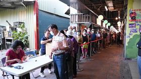 花蓮縣政府於縣內14處公有市場推出「市集加倍券」，新台幣100元可兌換面額200元加倍券，盼藉此激勵在地消費，活絡市場經濟。圖為民眾排隊兌換加倍券。（花蓮縣政府提供）中央社記者李先鳳傳真 113年8月4日