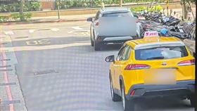 黃女開著iRent租賃車，擦撞路邊機車。（圖／翻攝畫面）