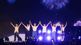 Ozone「World Top」台北小巨蛋演唱會，(左起)哲言、文廷、佳辰、祖安、煥鈞、子翔。（圖／索尼音樂提供）