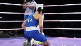 義大利女拳手卡里尼先前對上阿爾及利亞選手克莉芙，開賽46秒後就退賽。（圖／路透社／達志影像）