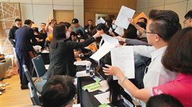 預售屋舉辦購屋說明會，現場人山人海擠得水洩不通。（圖／翻攝自仕偉第一綻臉書）