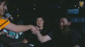 ▲卓文萱賽後演唱會和王建民握手，身旁的許基宏（中）錯過機會。（圖／翻攝自中信兄弟YT）