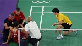 西班牙名將瑪琳奧運女單4強賽打到第2局意外受傷，確定由中國好手何冰嬌晉級女單金牌戰。（圖／路透社／達志影像）