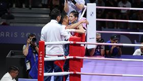 台灣拳擊好手林郁婷8強奪勝後和教練曾自強相擁。（圖／中華奧會提供）